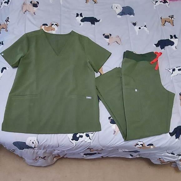 Figs Tops - FIGS Dark Olive Medium Regular set